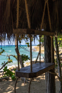 Amerika, Karibik, Große Antillen, Dominikanische Republik, Cabarete, Dekoratives Holzregal an der Strandbar des Natura Cabana Boutique Hotel & Spa Amerika, Karibik, Große Antillen, Dominikanische Republik, Cabarete, Dekoratives Holzregal an der Strandbar des Natura Cabana Boutique Hotel & Spa